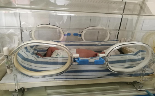 我院首次使用新生儿鸟巢襁褓套